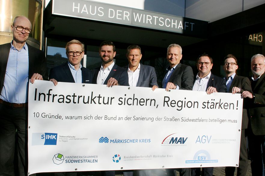 Mitglieder des Aktionsbündnises A45 vor dem Haus der Wirtschaft in Lüdenscheid